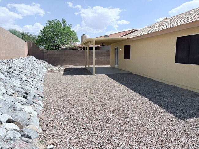 Building Photo - 3 bed/2 bath w/ large backyard in Rita Ran...