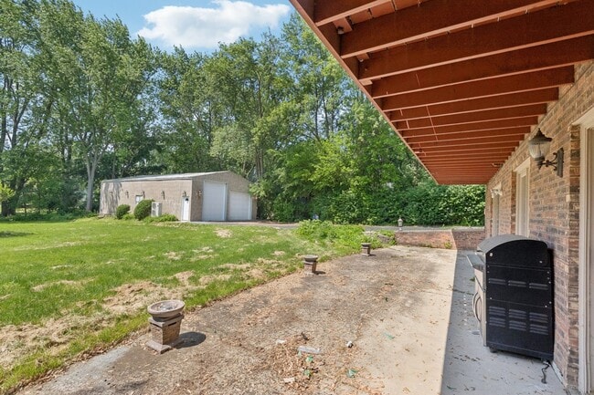 Building Photo - 13115 Maple Rd