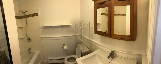 The main bathroom - 85 Wilson Ave