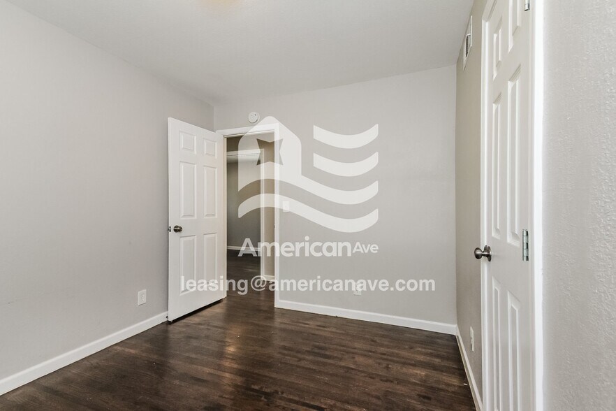 Building Photo - 328 W 46th Pl N