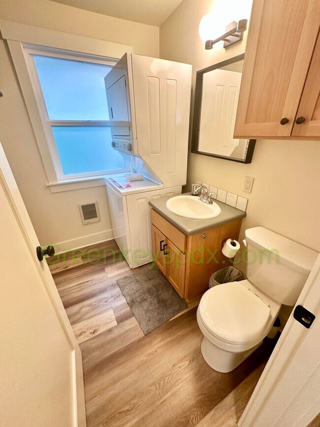 Building Photo - Cute Fully Furnished 1-Bedroom Unit in a T...