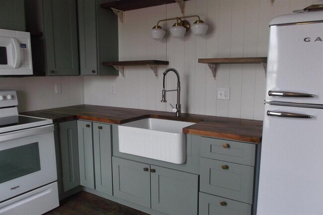 Building Photo - 50 Bank St