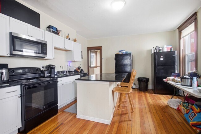 Building Photo - 2328 Stratford Ave