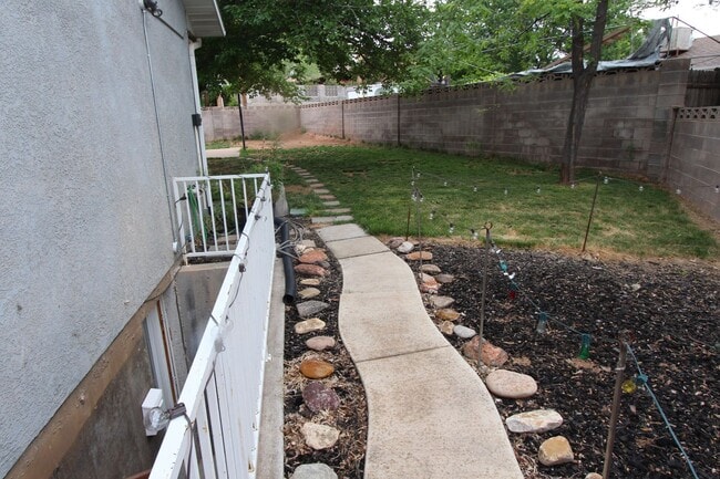 Building Photo - ALL utilities Included 2 Bedroom UNDER $1500