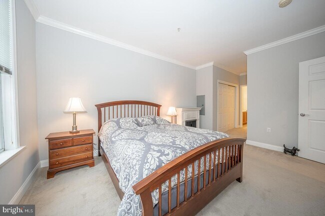 Building Photo - 300 W Elm St