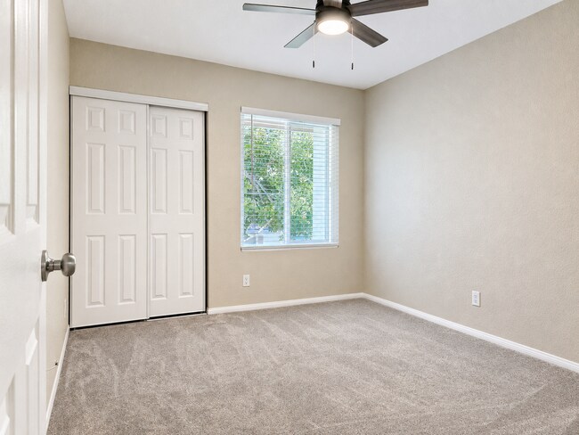 Building Photo - Park Place Bluffs Corner Unit