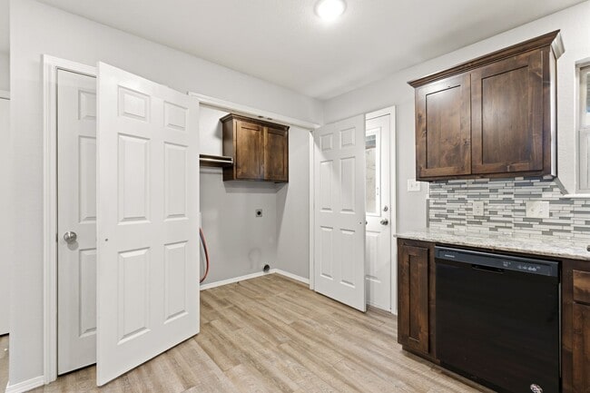 Building Photo - 2009 Knoxville St