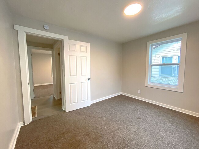 Building Photo - Charming 2-bedroom, 1 bath