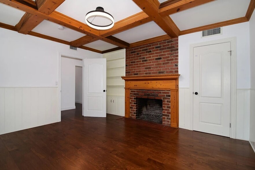 Building Photo - 17601 Tarzana St