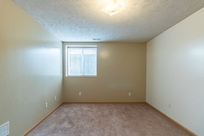 Building Photo - Great Home Close to New Schools and the Fallbrook YMCA