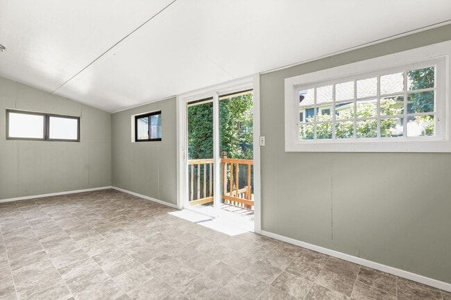 Building Photo - Spacious 3 bedroom, 1 Bath House in Inner SE Portland - Everything Right at Your Doorstep!
