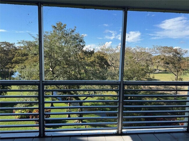 Building Photo - 625 Oaks Dr