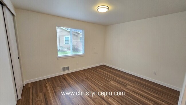 Building Photo - 31721 W Commercial St