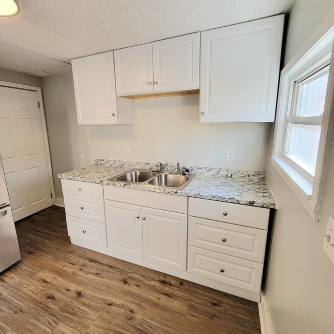 Building Photo - 221 S Highland Ave