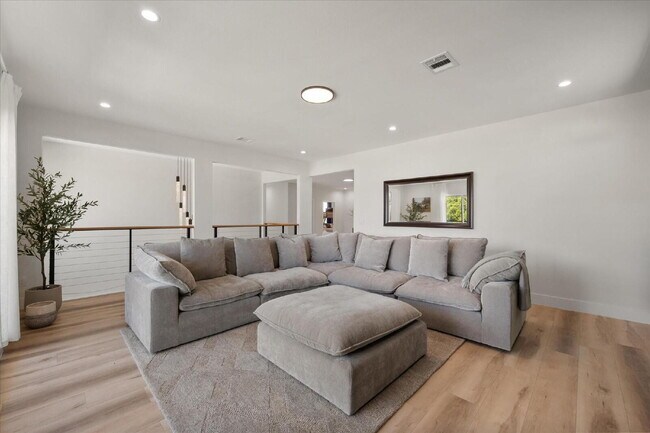 Building Photo - "Luxury 5-bedroom home offering expansive living, upscale design and seamless indoor-outdoor ente...