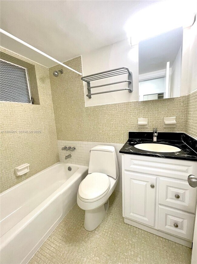 Building Photo - 1100 NE 11th St