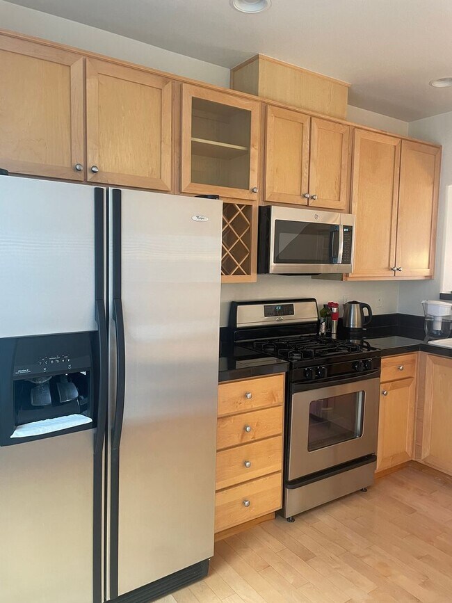 Building Photo - Beautiful Murray Hills Condo Townhome Now ...