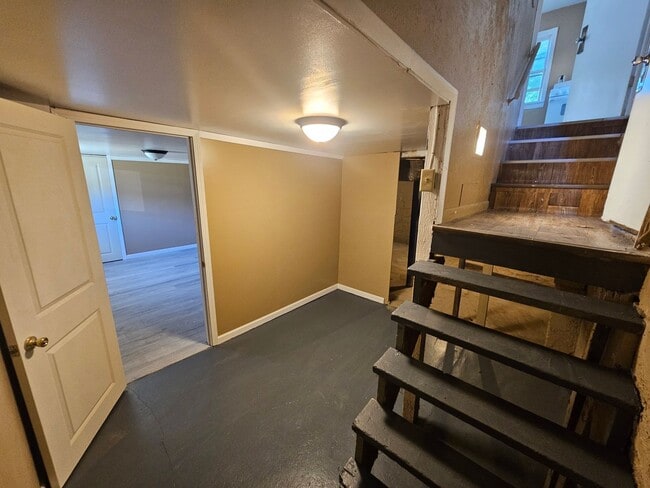 Building Photo - 3 bedroom home with fenced yard