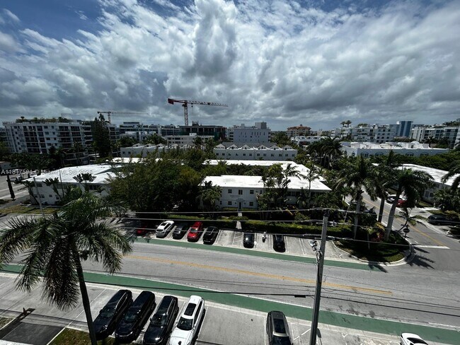 Building Photo - 10101 E Bay Harbor Dr