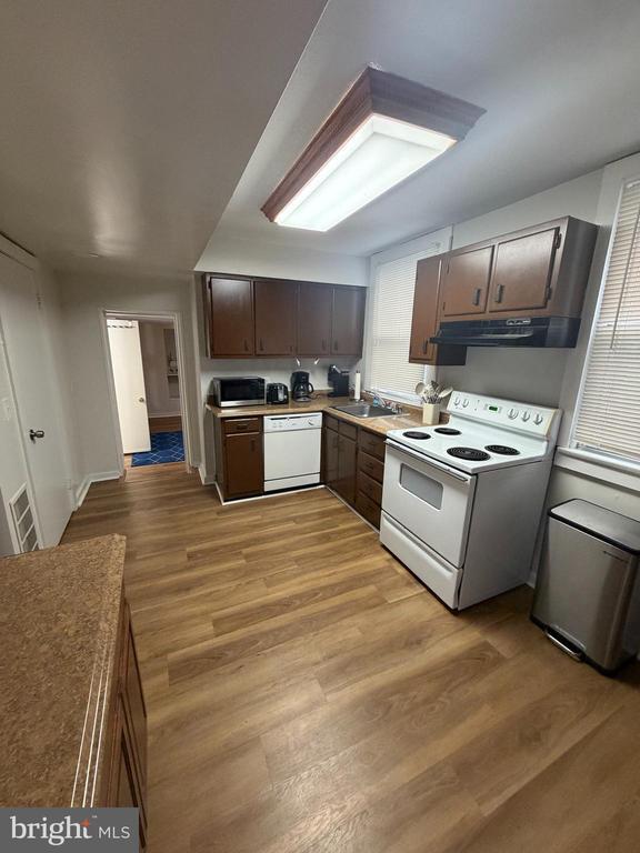 Building Photo - 7405 Columbia Ave