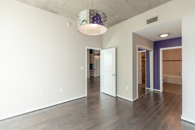 Building Photo - 5925 Almeda Rd