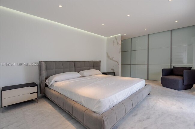 Building Photo - 6423 Collins Ave