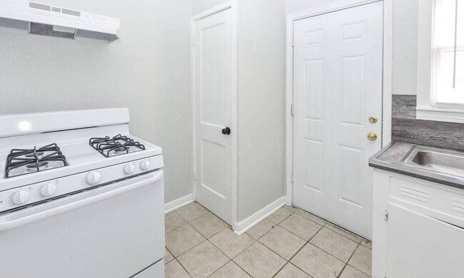 Building Photo - 903 W Kern Rd