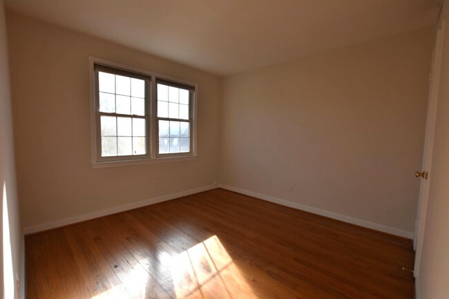Building Photo - Spacious 2 Bedroom Apartment w/ Washer|Dry...