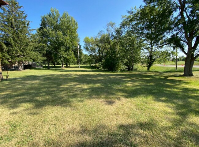 Building Photo - 2 Bedroom/1 Bath Apartment For Rent