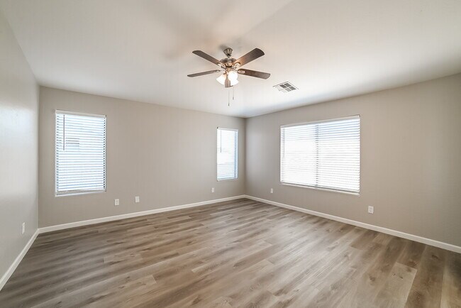 Building Photo - 11809 W Belmont Dr