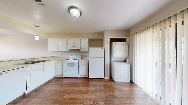 Building Photo - 301 Manuel Dr