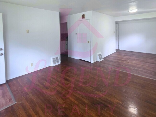 Building Photo - 3 Bedrooms | 1 Bathroom | Hardwood Floors | Bright Living/Dining Area | Galley Kitchen | Unfinish...