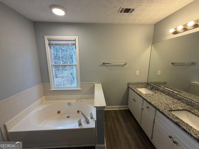 Building Photo - 212 Regal Way W