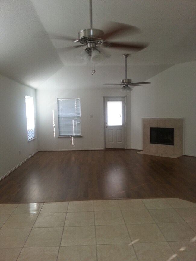 Building Photo - 307 Dakota Dr