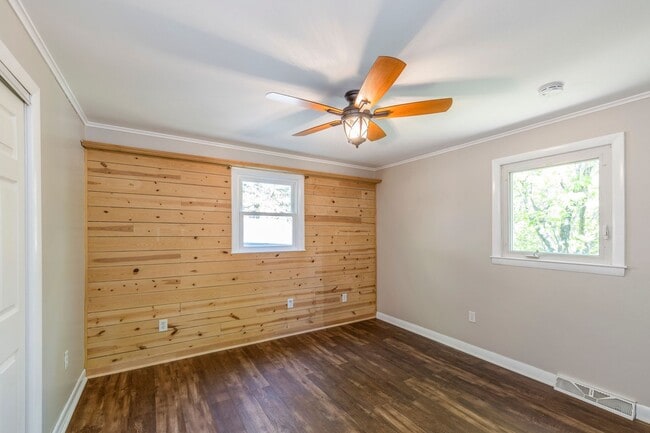 Building Photo - Renovated Ranch 3 BR/1BA/1 car garage w Fu...