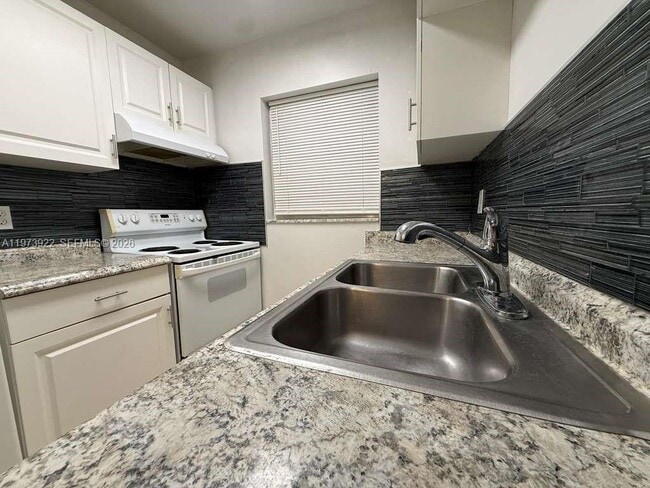 Building Photo - 606 S C St