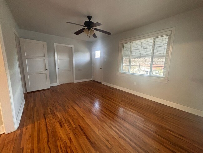Building Photo - Cute 2 bedroom Hillcrest Bungalow