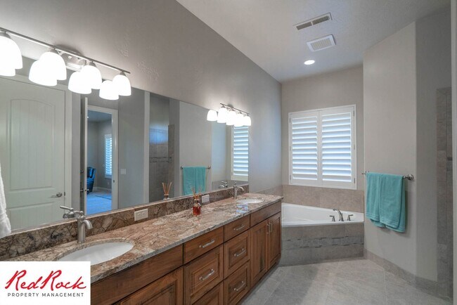 Building Photo - Stunning 2 Bedroom Fully Furnished Home. Community Pool & Mini Golf!