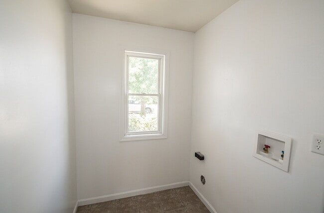 Building Photo - "Charming 3-Bedroom Retreat with 2 Full Ba...