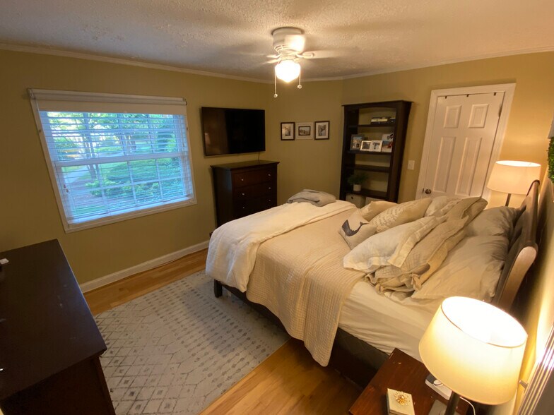 Building Photo - 1628 W Abingdon Dr