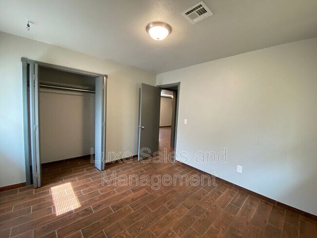 Building Photo - 910 Oak Hill Rd