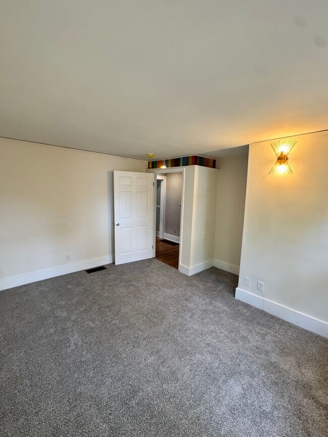 Building Photo - Spacious 4-Bedroom Home with 2 Kitchens | West Ann Arbor