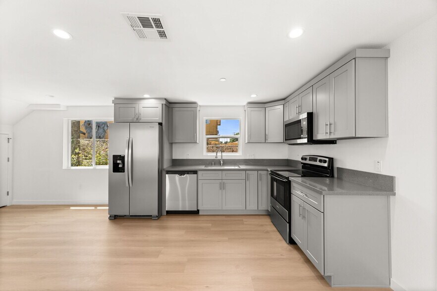 Building Photo - 1031 W 91st St