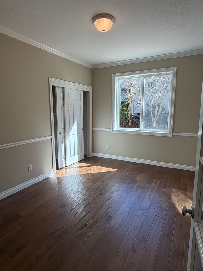 Building Photo - 5 Bedrooms and 2.5 Bathrooms with Views of the Rolling Hills of Corvallis Country Club