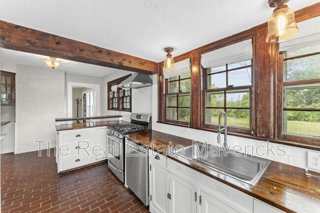 Building Photo - 3320 Montview Dr