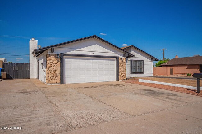 Building Photo - 1754 E Alta Vista Rd
