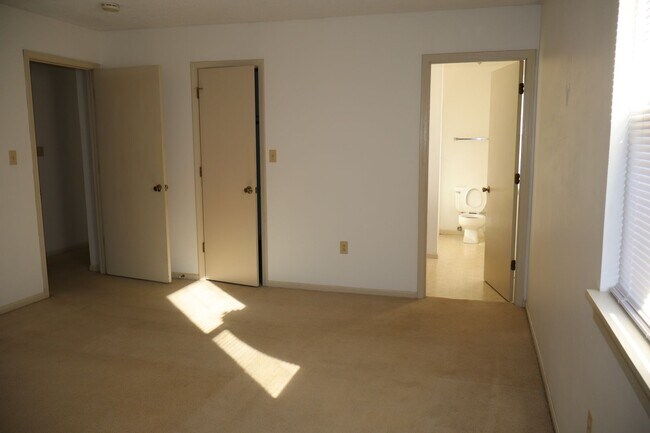 Building Photo - 506 Columbia Dr