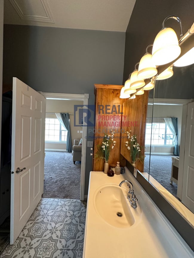 Building Photo - 3 bed 2 bath - House - Pet Friendly