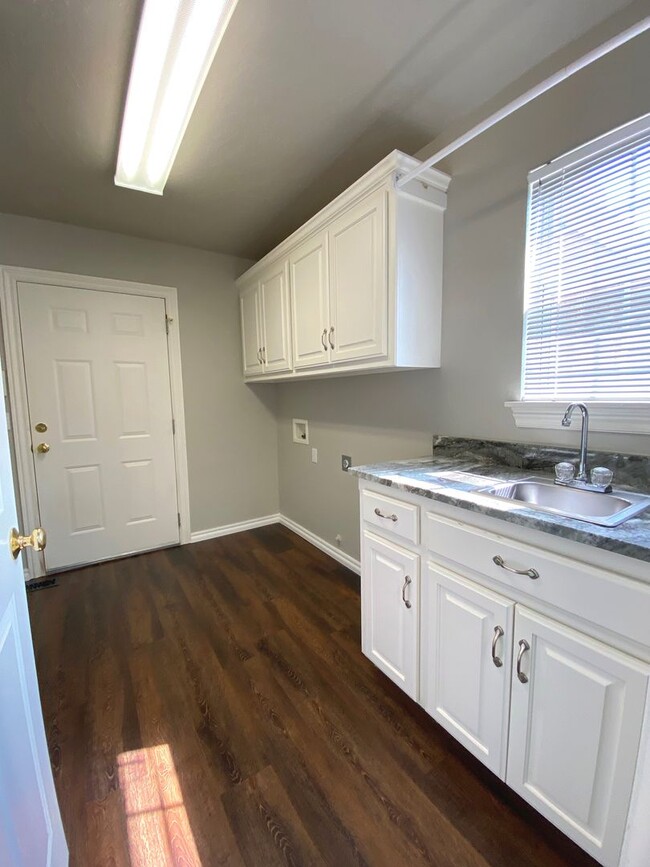 Building Photo - Absolute Dream in NW OKC!!