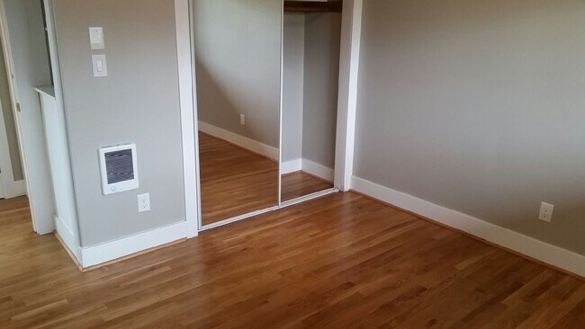 Building Photo - Upper corner unit 1 bed on Belmont, granite, hardwoods, off street parking!
